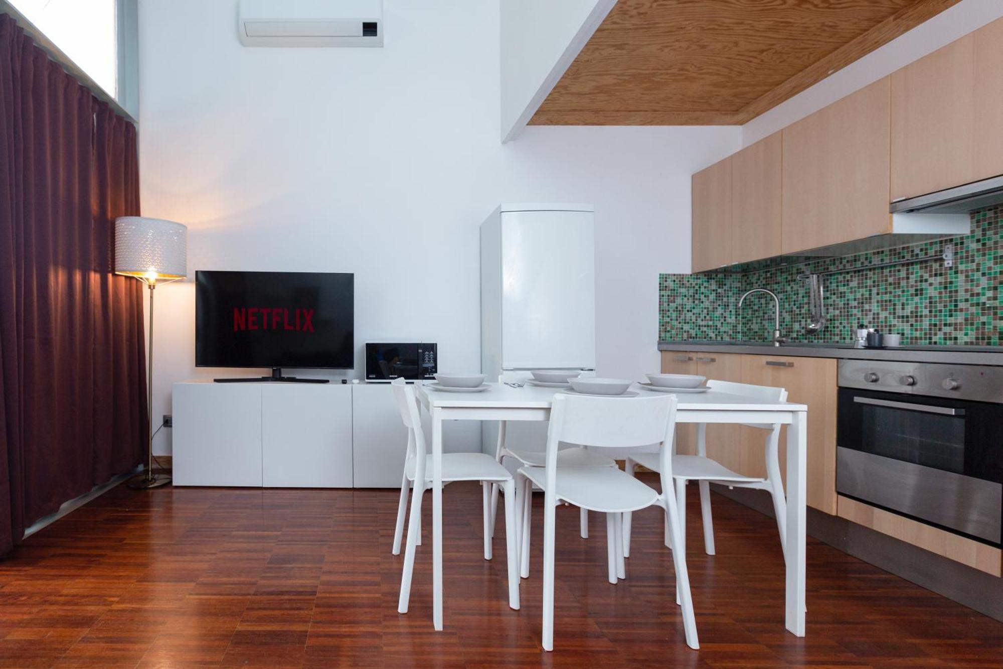 White And Brown Exclusive Loft With Terrace - Free Parking - M2 Station Apartment Милано Екстериор снимка