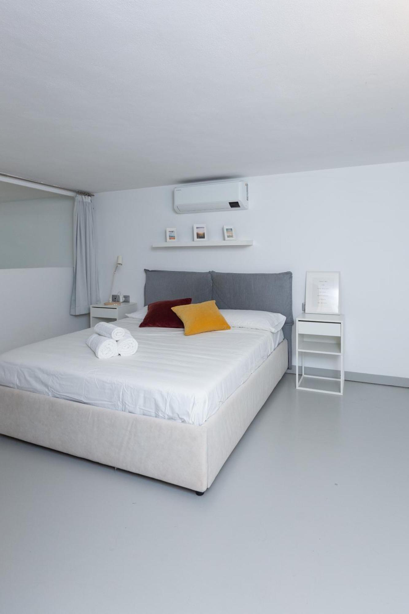 White And Brown Exclusive Loft With Terrace - Free Parking - M2 Station Apartment Милано Екстериор снимка